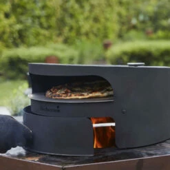 Four à Pizza Dynamic Centre Pour Brasero Nestor Et Jules - Barbecook 6 Four à Pizza Dynamic Centre Pour Brasero Nestor Et Jules - Barbecook -OUTDOORCHEF Boutique four pizza dynamic centre nestor jules barbecook 5404035708071 2