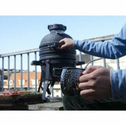 Barbecue Kamado Urban Small Ø 25 Cm - The Bastard 9 Barbecue Kamado Urban Small Ø 25 Cm - The Bastard -OUTDOORCHEF Boutique urban small the bastard 8720365856303 4